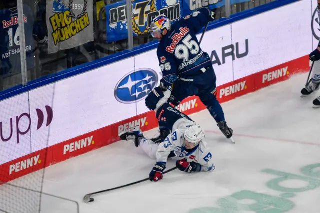 Adler-Stürmer Zach Solow spielt in Spiel vier den Puck am Boden liegend von Münchens Dillon Heatherington weg.  | Foto: Kurz/PIX-Sportfotos