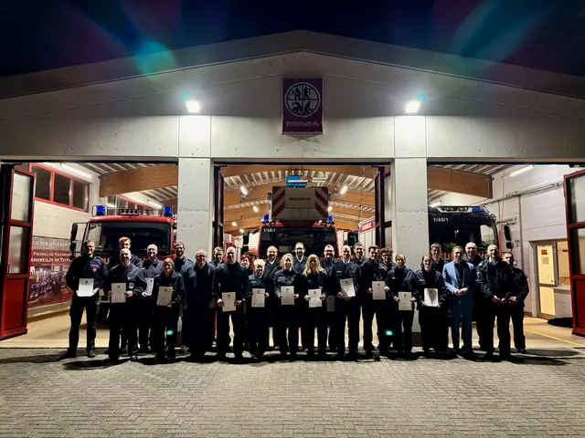 Bürgermeister Christian Burkhart (4.v.r.), Wehrführer Andre Schuster (2.v.r.) und die stellvertretenden Wehrführer Michael Kirsch (rechts) und Michael Schempp (7.v.l.) mit den Feuerwehrleuten | Foto: vgv