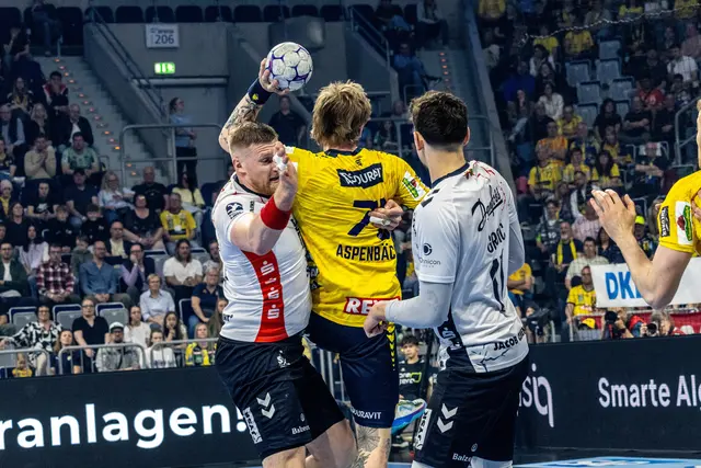 Edwin Aspenbäck im harten Zweikampf   | Foto: Wolfgang Neuberth