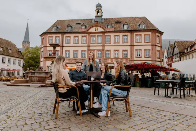 Wer vor der Berufswahl steht, sucht oft nach verlässlichen Infos zu Ausbildung und Bewerbung. | Foto: Heymo