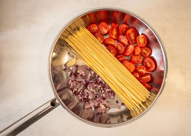 Hier muss nur noch Flüssigkeit drüber und dann geht es ab auf den Herd: One-Pot-Gerichte kombinieren alle Zutaten in einem Topf. (zu dpa: «Fixe Feierabendküche: So kochen Sie leckere One-Pot-Gerichte») | Foto: dpa