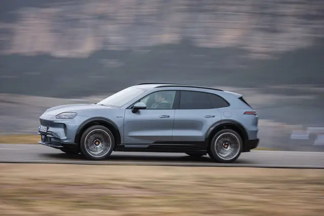Mal so richtig Gas geben: Wer im dynamischsten Cayenne sitzt, kann sich bestenfalls in 2,5 Sekunden aus dem Stillstand auf Tempo 100 katapultieren.  | Foto: dpa