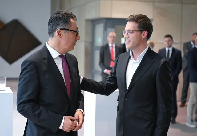 Sie dürften sich als Ministerpräsident und Stellvertreter am Kabinettstisch wiedertreffen: Cem Özdemir (Grüne) und Manuel Hagel (CDU). | Foto: Bernd Weißbrod/dpa