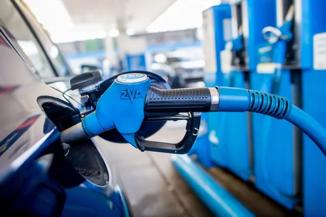 Eine Frau fuhr von der Tankstelle, ohne die Zapfpistole aus der Tanköffnung zu nehmen. (Symbolbild) | Foto: Hauke-Christian Dittrich/dpa