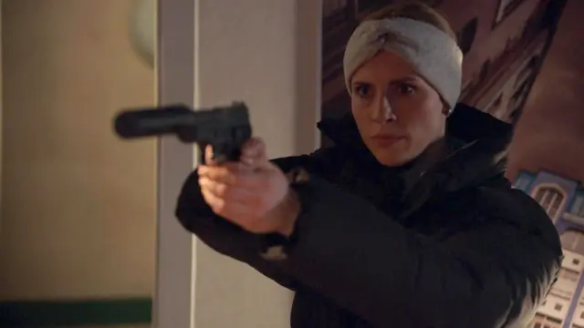 Zoe Vogt, auch bekannt als Zoe Lopez, greift zur Waffe: Die Situation eskaliert bei GZSZ und führt schließlich zu ihrem gewaltsamen Tod. | Foto: Foto: RTL