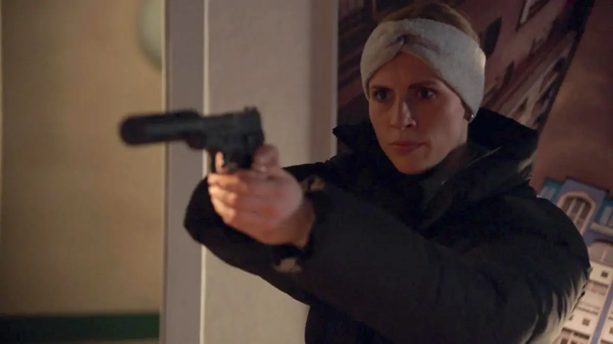 Zoe Vogt, auch bekannt als Zoe Lopez, greift zur Waffe: Die Situation eskaliert bei GZSZ und führt schließlich zu ihrem gewaltsamen Tod. | Foto: Foto: RTL