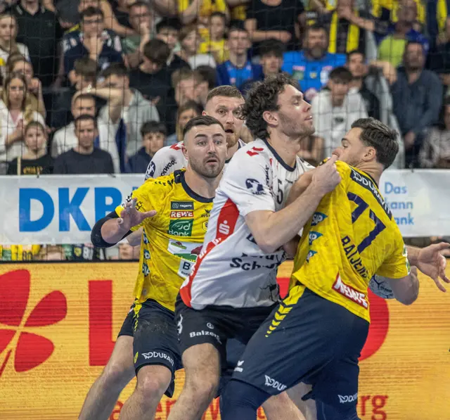 Harter Zweikampf mit Niclas Kirkelökke | Foto: Wolfgang Neuberth