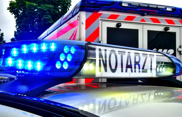 Trotz sofort eingeleiteter Rettungsmaßnahmen kam für den Motorradfahrer jede Hilfe zu spät – er starb noch an der Unfallstelle | Foto: AdobeStock_205550072_Comofoto