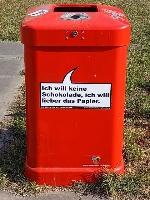 Abfalleimer: Ich will keine Schokolade, ich will lieber das Papier | Foto: Foto: Ulrike Eßwein