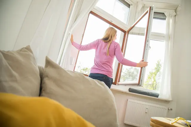 Gezielt lüften: Ohne Lüftungsanlage empfiehlt sich kurzes Stoßlüften morgens oder abends, wenn die Pollenbelastung geringer ist. (zu dpa: ««Hatschi!» - Was gegen Pollen in der Wohnung hilft») | Foto: dpa