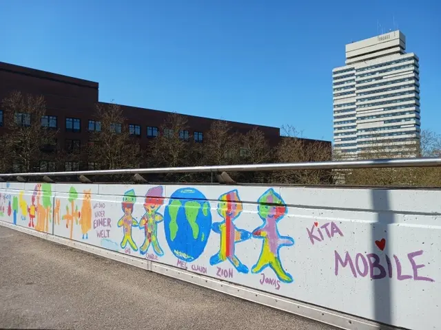 Kinder und Jugendliche bemalen seit Anfang April das Steingeländer der Fußgängerbrücke über der Ludwigstraße mit eigenen Motiven | Foto: © Stadtbildpflege Kaiserslautern
