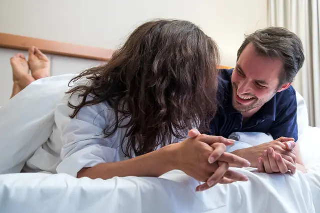 Individuelle Bedürfnisse berücksichtigen: Zwei Matratzen im Doppelbett ermöglichen unterschiedliche Härtegrade und Stützkraft, und ist ideal für Paare mit verschiedenen Schlafgewohnheiten. (zu dpa: «Eine Matratze oder zwei? Besser schlafen im Doppelbett») | Foto: dpa
