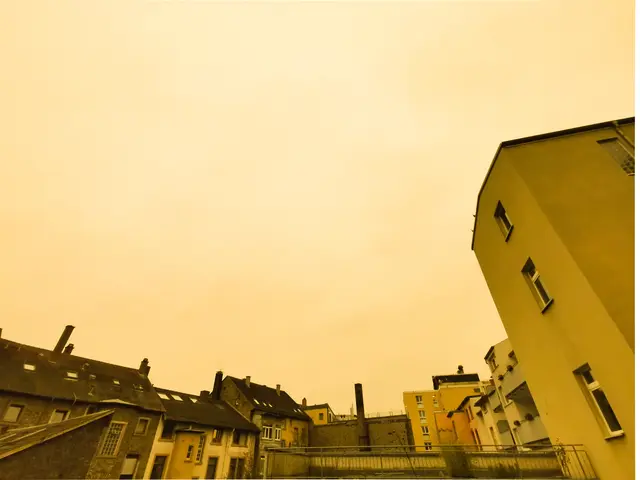 Wetterphänomen: Saharastaub färbt den über Karlsruhe dramatisch gelb-orange | Foto: Heike Schwitalla
