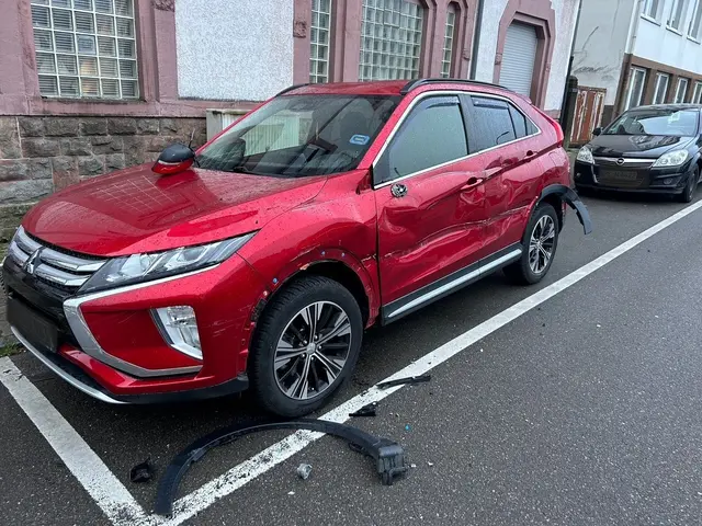 In der Poststraße in Pirmasens wurde ein geparkter roter Mitsubishi bei einer Unfallflucht schwer beschädigt | Foto: Polizeidirektion Pirmasens