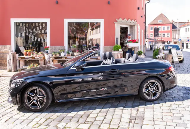 Cabrio parken: Offenes oder geschlossenes Verdeck und mögliche Folgen für die Teilkasko. | Foto: HUK-COBURG/Hagen Lehmann