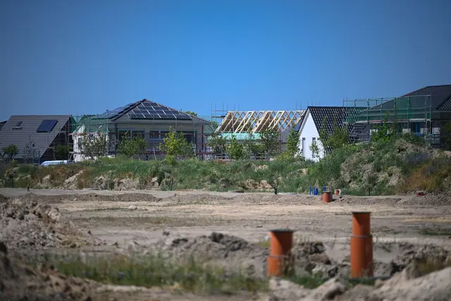 Ein Baugrundgutachten sollte vor Baubeginn erstellt werden, um Verzögerungen und nachträgliche Kostensteigerungen zu vermeiden. (zu dpa: «Baugrund: Straßenname kann erste Hinweise liefern») | Foto: dpa