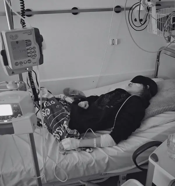 Leonie aus Erfenbach leidet an ME / CFS – eine schwere Erkrankung, die sie bis zu 23 Stunden täglich ans Bett bindet | Foto: Fritz/gratis