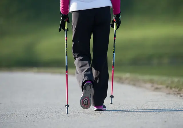 Sanfte Bewegungsformen wie Nordic Walking eignen sich gut bei Kniearthrose. (zu dpa: «Sport mit Kniearthrose: Es ist mehr möglich als viele denken») | Foto: dpa