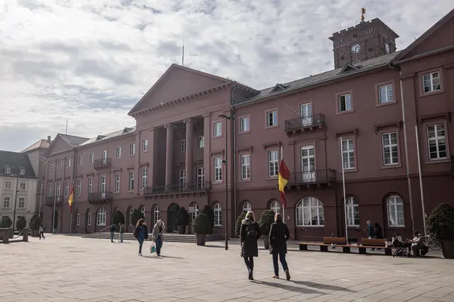Marktplatz Karlsruhe - Blick aufs Rathaus | Foto: Paul Needham
