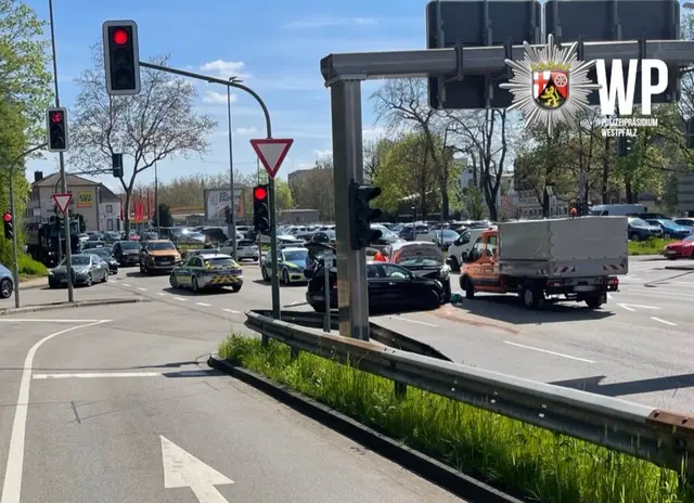 An einer Ampelkreuzung in Kaiserslautern sind zwei Autos frontal zusammengestoßen. Die Frage ist, wer von beiden bei Rot fuhr. | Foto: Polizeidirektion Kaiserslautern