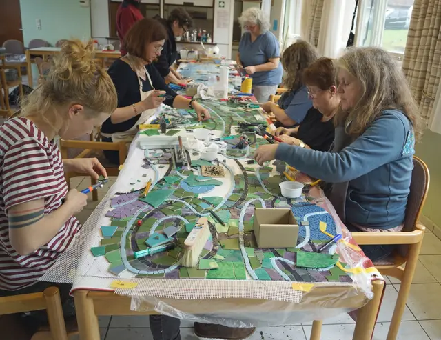 Das Citymanagement-Büro verwandelt sich in ein offenes Atelier. Von 24. bis 26. April können Interessierte unter Anleitung von Tanja Lebski in die Kunst des Mosaiklegens eintauchen  | Foto: Stadt Pirmasens / Andreas Becker