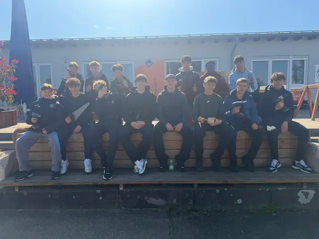 Die U15 des Ludwigshafener SC mit ihrer gebauten Sitzbank. | Foto: Anpfiff ins Leben