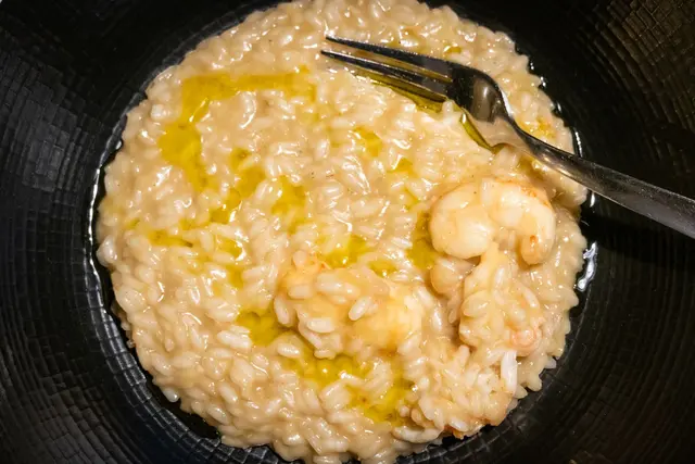 Kurz vorm Servieren gibt Küchenchef Kruno Kapetanović noch einen Schuss Olivenöl über das Scampi-Risotto. (zu dpa: «Mit Krunos Scampi-Risotto wie am Meer fühlen? So geht's») | Foto: dpa