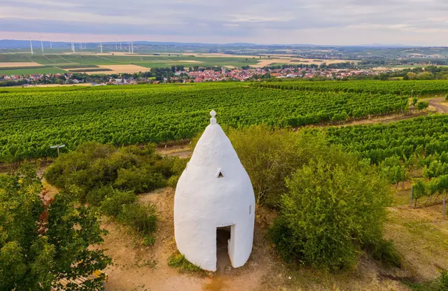 Ein Trullo steht in den Weinbergen. Wanderwege und Wein gehören zu den Attraktionen in Rheinland-Pfalz. (Archivbild) | Foto: Andreas Arnold/dpa