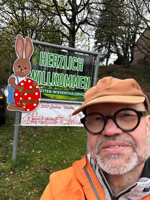 Ortsvorsteher Thorsten Peermann ist wütend. Das Foto zeigt ihn mit dem Osterhasen am anderen Ende von Erzhütten-Wiesenthalerhof | Foto: Thorsten Peermann/gratis