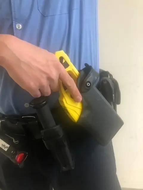 Bei einem Rettungseinsatz griff ein 48-Jähriger Polizeibeamte an. Vier Polizisten wurden leicht verletzt, ein Taser kam zum Einsatz. | Foto: Polizeidirektion Landau