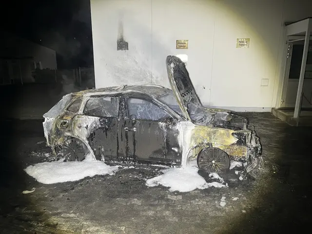 Ein Pkw geriet spät in der Nacht in Brand. Die Flammen beschädigten auch Wohnhäuser in der Nähe, verletzt wurde niemand. | Foto: Polizeiinspektion Lauterecken