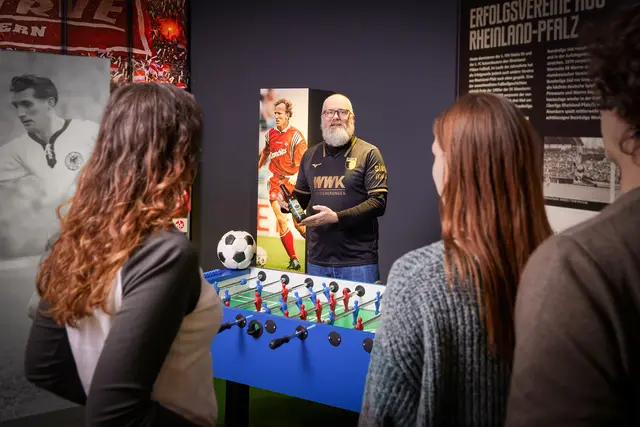 Kurator Sebastian Zanke präsentiert das Ausstellungsbier „Halbzeit-Helles“ der Brauerei Black-Stork
 | Foto: Historisches Museum der Pfalz/Hans-Georg Merkel