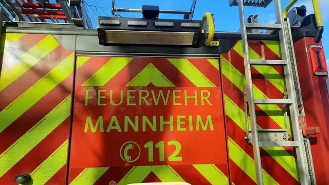 Bei einer Einsatzfahrt kam es an einer Kreuzung in Mannheim zu einem Unfall zwischen einem Feuerwehrfahrzeug und einem Mercedes. | Foto: Kristin Hätterich