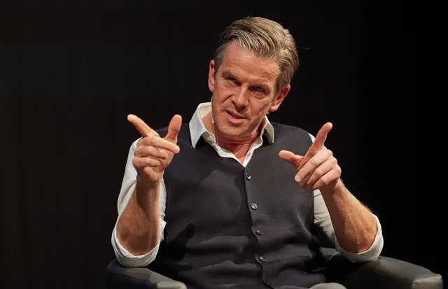 Markus Lanz, Moderator, sitzt anlässlich des Buches über ihn auf der Bühne im Thalia Theater. (zu dpa: ««Nicht gut genug»: Markus Lanz spricht über Selbstzweifel») | Foto: dpa