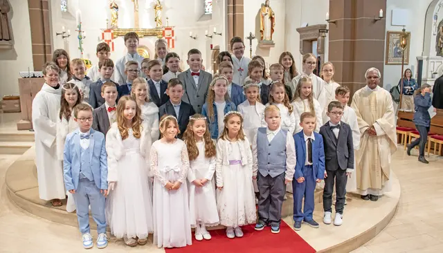 Die Kommunionkinder der Pfarrei Hl. Wendelinus Ramstein mit Pfarrer, Gemeindereferentin und Messdienern. | Foto: Stefan Layes
