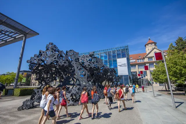 Gelegen im eindrucksvollen Gebäude einer ehemaligen Munitionsfabrik mitten in Karlsruhe, zählt das Kulturquartier Hallenbau zu den spannendsten Orten für Kunst, Lehre und Forschung in ganz Deutschland. | Foto: KTG Karlsruhe Tourismus GmbH, Foto: Joachim Mende