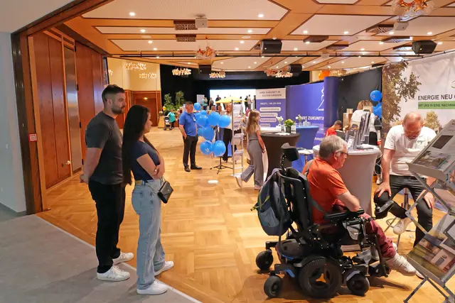 Drinnen und draußen gefragt: Die Sickingenmesse bietet sowohl in der Stadthalle als auch im Außenbereich Einblicke in die regionale Wirtschaft und lädt zum Austausch mit den Ausstellern ein. | Foto: Archiv/Erik Stegner