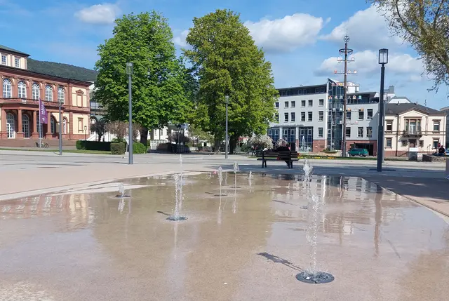 Das neue Wasserspiel bringt Bewegung und Abkühlung auf den Bahnhofsvorplatz. | Foto: Stadt Neustadt