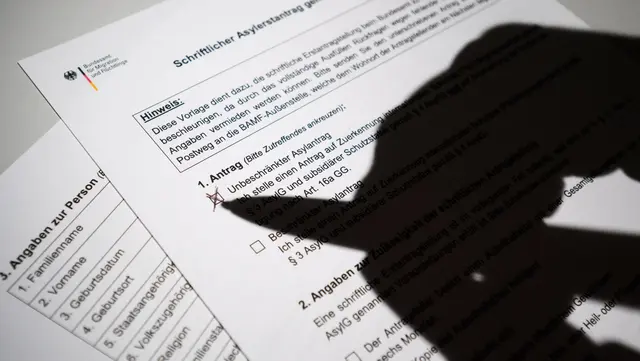 Asylverfahren dürften wieder länger dauern. (Symbolbild) | Foto: Julian Stratenschulte/dpa