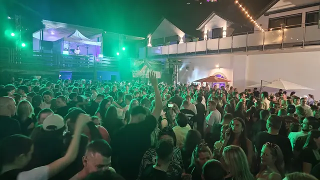 Bass unter'm Schloss: Techno im Innenhof von Weingut Disson. | Foto: Eva Bender