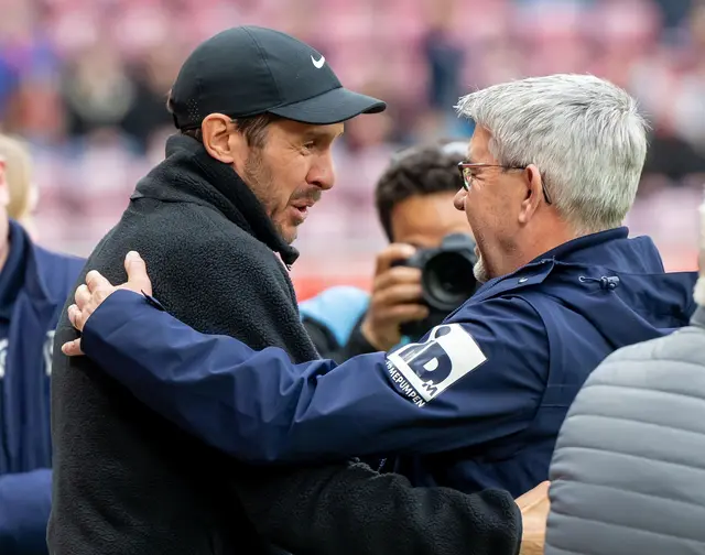 Freiburgs Trainer Julian Schuster (l.) mit seinem Mainzer Kollegen Urs Fischer. (Archivbild) | Foto: Torsten Silz/dpa