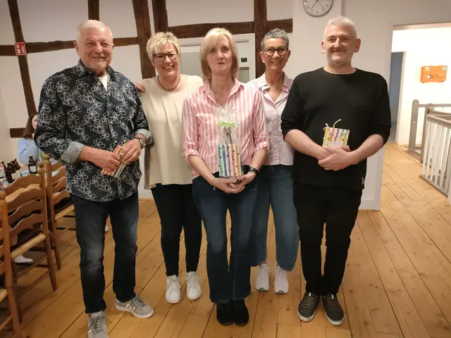 Ein Teil der Geehrten mit den beiden Vorsitzenden. | Foto: bes