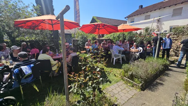 In den Innenhöfen und Gärten der Weingüter genießen Besucher Wein und Kulinarik in entspannter Atmosphäre. | Foto: Eva Bender