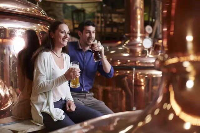 Gemeinsam mit dem Braumeister Peter Kopf tauchen die Teilnehmenden im Badisch Brauhaus in die Kunst des Bierbrauens ein und lernen Schritt für Schritt das traditionelle Handwerk kennen. | Foto: KTG Karlsruhe Tourismus GmbH, Foto: Christoph Düpper