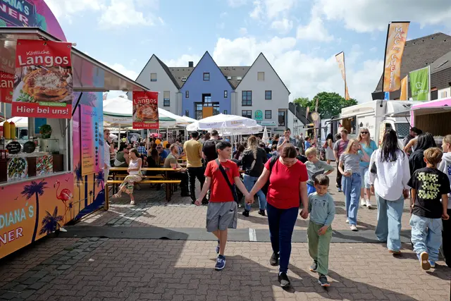 Viele Besucher beim Streetfood-Festival: Schon ab Freitag sorgt das kulinarische Angebot rund um die Stadthalle für Betrieb in Landstuhl. | Foto: Erik Stegner