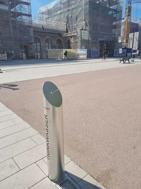 Neuer Wasserspender der Stadtwerke am Bahnhofsvorplatz. | Foto: Stadt Neustadt