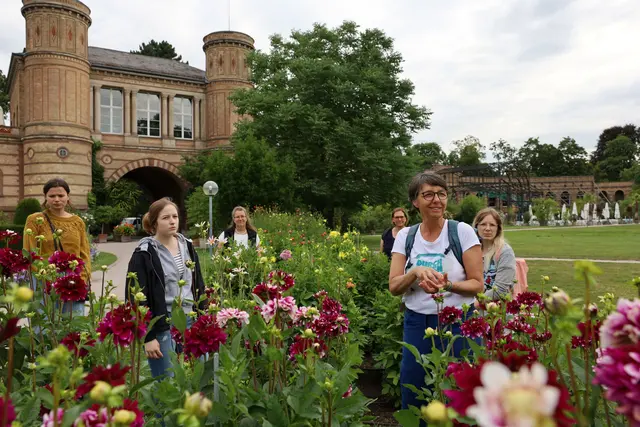Mit dem achtsamen Genussspaziergang von Mindcoach Alexandra Mayer beginnt in der atmosphärischen Kulisse des Karlsruher Schlossgartens eine besondere Auszeit vom Alltag. | Foto: KTG Karlsruhe Tourismus