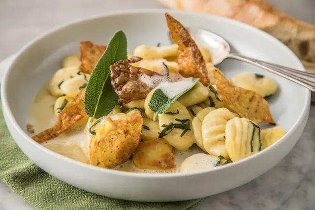 Mediterraner Genuss: Die Mischung aus Salbei und Butter passt perfekt zu Gnocchi, und sorgt für ein aromatisches, feines Geschmackserlebnis. | Foto: dpa