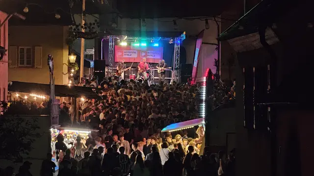 Bands und Künstler bringen vor dem Jägerstübchen das Publikum in Feierlaune. | Foto: Eva Bender