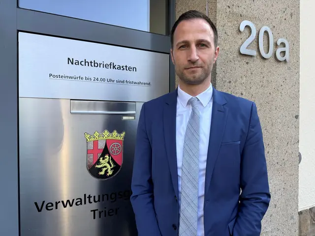 Der neue Präsident des Verwaltungsgerichts Trier, Stefan Jakobs, wird nun offiziell in sein Amt eingeführt. | Foto: Birgit Reichert/dpa